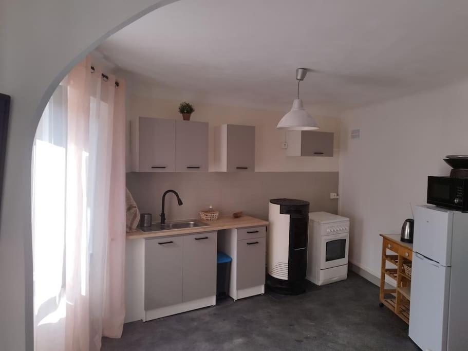 Jolie Maison De Bourg Tout Equipee 10Km D'Ambert Saint-Amant-Roche-Savine Екстериор снимка
