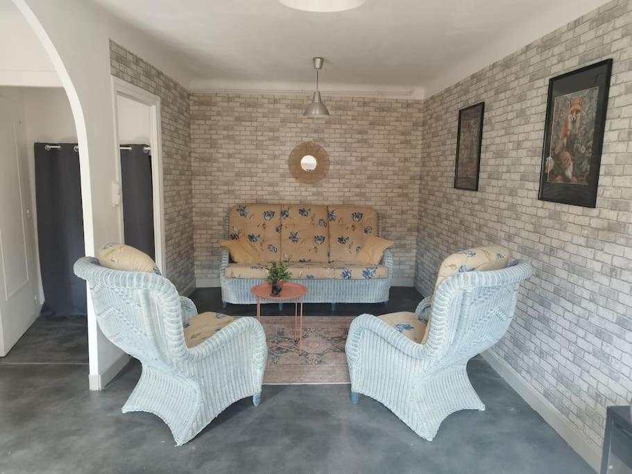 Jolie Maison De Bourg Tout Equipee 10Km D'Ambert Saint-Amant-Roche-Savine Екстериор снимка